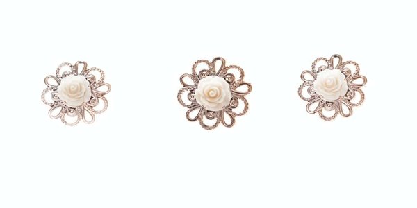 What Are the Best Techniques for Accessorizing with Brooches in a Modern Office Look?